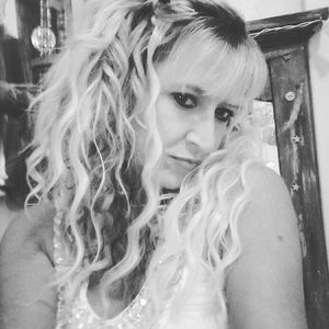 Meet your Posher, Lora